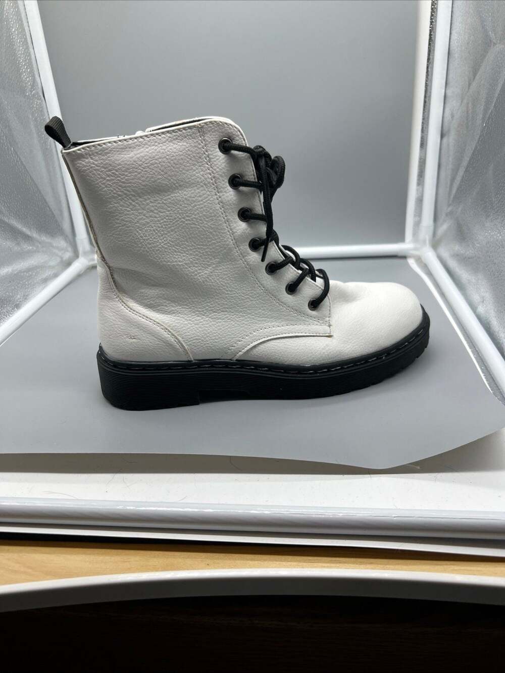 Sincerely Jules White Harley Boots Side Zip Size Women’s 5. Blk chunky heel.